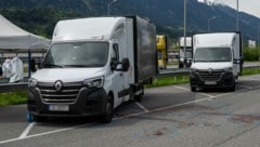 Die Leiche des Polen wurde Sonntagfrüh in diesem Klein-Lkw entdeckt. (Bild: zeitungsfoto.at/Liebl Daniel)