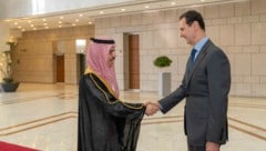 Der syrische Machthaber Bashar al-Assad mit dem saudischen Außenminister Faisal bin Farhan (Bild: AP)