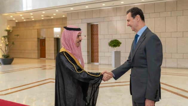 Der syrische Machthaber Bashar al-Assad mit dem saudischen Außenminister Faisal bin Farhan (Bild: AP)