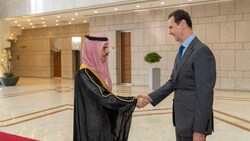 Der syrische Machthaber Bashar al-Assad mit dem saudischen Außenminister Faisal bin Farhan (Bild: AP)