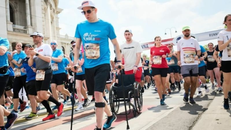 Lukas Müller, der seit seinem schweren Sturz 2016 am Kulm inkomplett querschnittgelähmt ist, lief beim Wings for Life World Run in Wien 2,35 Kilometer zu Fuß! (Bild: Philipp Carl Riedl for Wings for Life World Run)