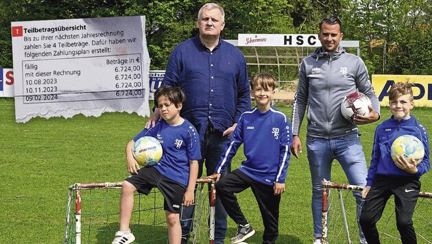 Anton Heinzl (hinten links Bild) kämpft als Obmann des SC Harland um den Erhalt seines Vereins. Die Preisanstiege erschweren sein Bemühen. (Bild: Attila Molnar Krone KREATIV,)