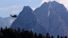 Am Sonntag ist ein 18-Jähriger bei einem Blitzeinschlag auf der deutschen Zugspitze ums Leben gekommen (Symbolbild). (Bild: Ronny Hartmann / AFP)