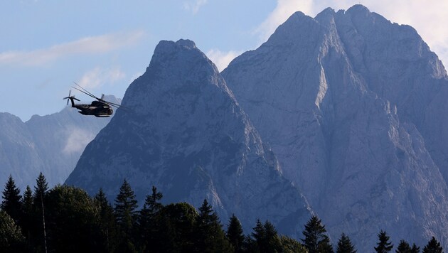 Ein Bergsteiger ist nahe dem Gipfel der Zugspitze abgestürzt und gestorben (Symbolbild). (Bild: Ronny Hartmann / AFP)
