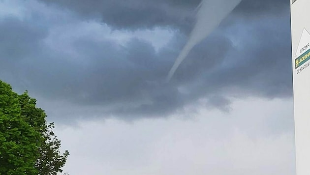 Bedrohlich schnell näherte sich der Tornado dem Ort Ziersdorf. (Bild: zVg)