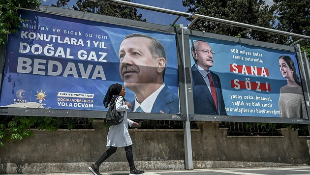 Ein Wahlplakat der Konkurrenten in der Türkei (Bild: AFP or licensors)