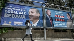 Wahlplakate von Recep Tayyip Erdogan (links) und Oppositionsführer Kemal Kilicdaroglu (Bild: AFP or licensors)