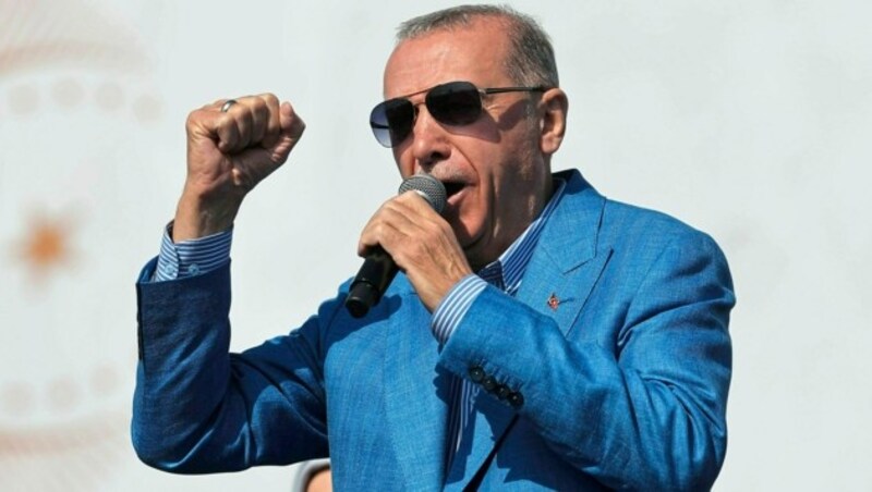 Erdogan gibt sich nach seiner krankheitsbedingen Wahlkampfpause wieder als starker Mann an der Spitze der Türkei. (Bild: EPA)