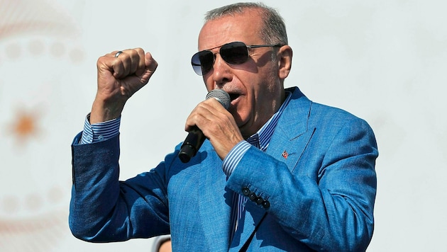 Präsident Recep Tayyip Erdogan will sein Land nicht einem „Säufer und Betrunkenen“ überlassen. (Bild: EPA)