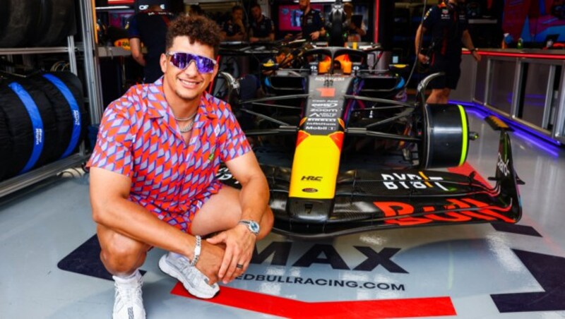 Patrick Mahomes in der Garage von Red Bull (Bild: APA/Getty Images via AFP/GETTY IMAGES/Mark Thompson)