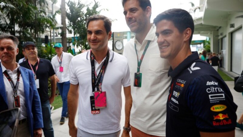 Roger Federer (li.) und Juan Martin Del Potro (Mitte) posieren für Fotos. (Bild: APA/Getty Images via AFP/GETTY IMAGES/Chris Graythen)