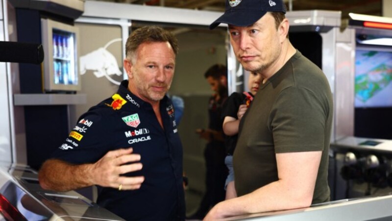 Elon Musk (re.) im Gespräch mit RB-Teamchef Christian Horner (Bild: APA/Getty Images via AFP/GETTY IMAGES/Mark Thompson)