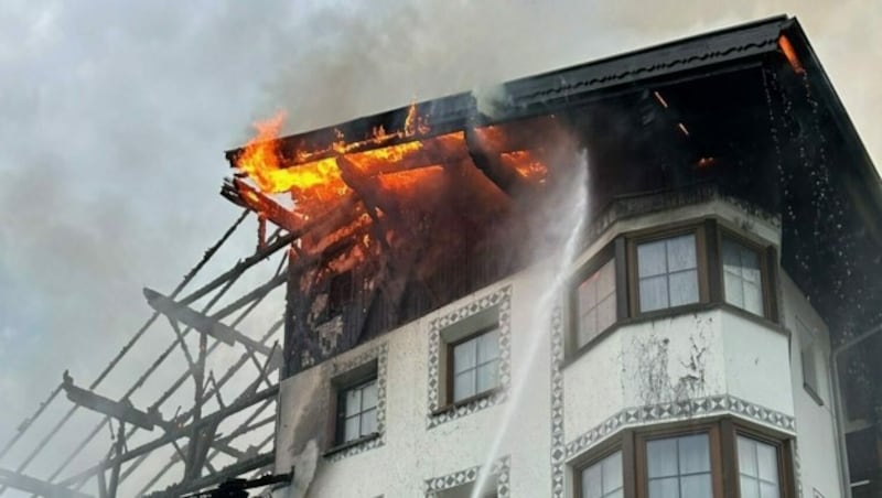 Die Flammen griffen auch auf das Wohnhaus über. (Bild: zeitungsfoto.at)