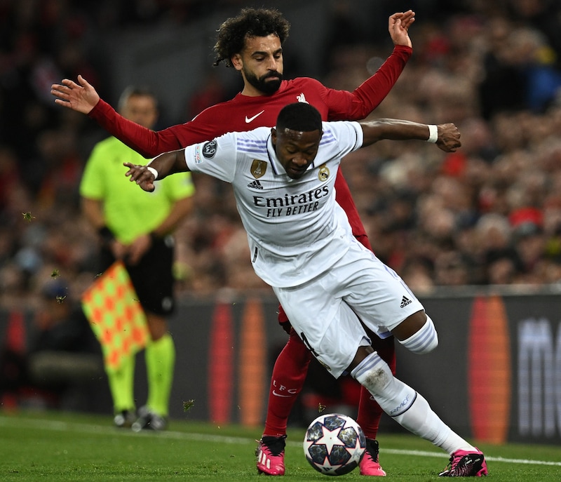 David Alaba im Duell mit Mohamed Salah (Bild: APA/AFP/Paul ELLIS)