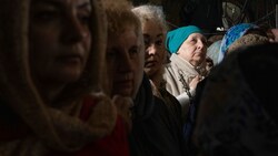 Frauen beten in einer Kiewer Kirche. (Bild: AP)