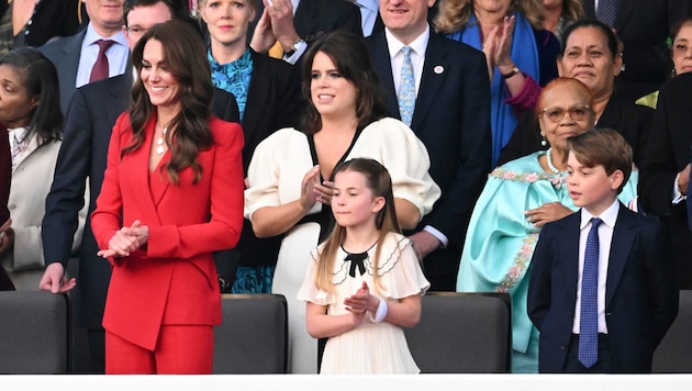 Prinzessin Kate und Prinzessin Charlotte zogen beim Krönungskonzert auf Schloss Windsor alle Blicke auf sich. (Bild: APA/Leon Neal/Pool Photo via AP)