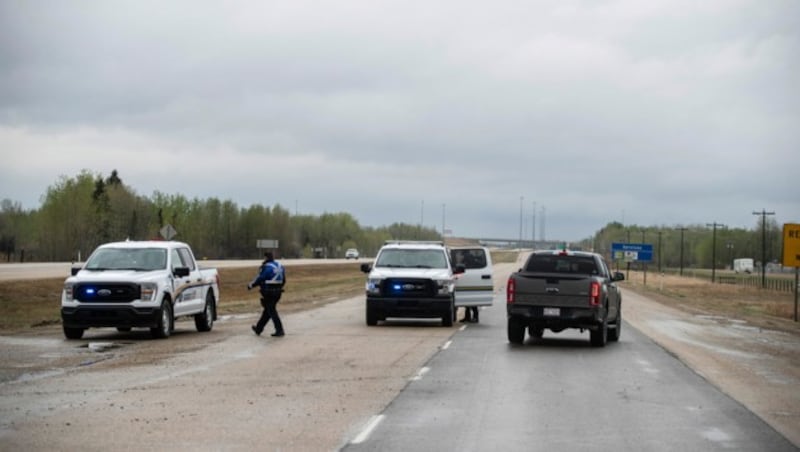 Die Einsatzkräfte müssen Straßen abriegeln, um die Sicherheit der Menschen zu gewährleisten. (Bild: AP)