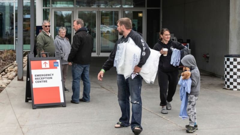 Menschen, die ihre Häuser verlassen mussten, bekommen Hilfe. (Bild: AP)