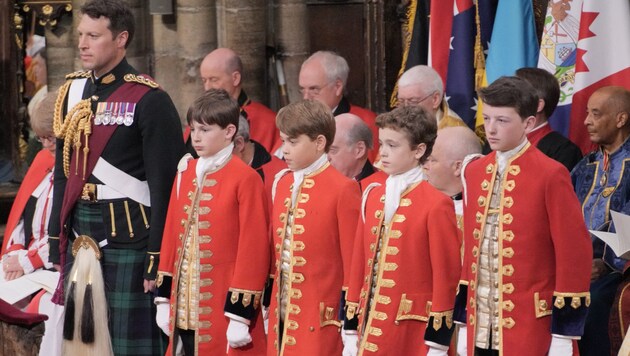 Major Johnny Thompson neben den Ehrenpagen, zu denen auch Prinz George zählte (Bild: APA/AFP/POOL/Jonathan Brady)