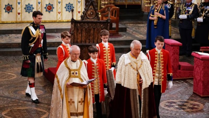 Major Johnny Thompson beim Auszug von König Charles aus der Westminster Abbey hinter den Ehrenpagen, zu denen auch Prinz George gehörte (Bild: APA/Yui Mok, Pool via AP)