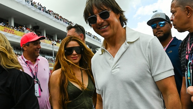 Shakira und Tom Cruise sorgten beim Grand Prix für Getuschel. (Bild: APA/AFP/CHANDAN KHANNA)
