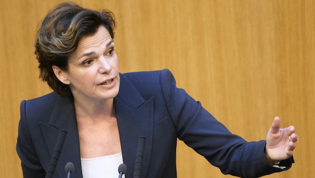 SPÖ-Chefin Pamela Rendi-Wagner schießt sich auf die aktuelle Teuerung ein. Sie will nun einen Misstrauensantrag gegen die Bundesregierung einbringen. (Bild: APA/ROBERT JÄGER)