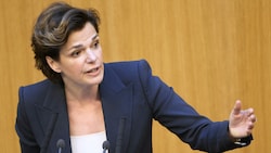 SPÖ-Chefin Pamela Rendi-Wagner schießt sich auf die aktuelle Teuerung ein. Sie will nun einen Misstrauensantrag gegen die Bundesregierung einbringen. (Bild: APA/ROBERT JÄGER)