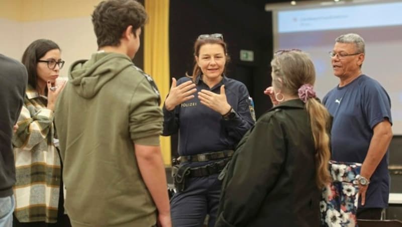 Chefinspektorin Karin Altenburger beantwortet Fragen zum Job. (Bild: Gerhard Bartel)