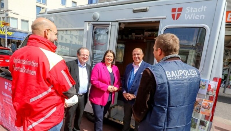 Wohnbaustadträtin Kathrin Gaál, Gerhard Cech, Chef der Baupolizei (links daneben), Walter Hillerer, Leiter der Gruppe Sofortmaßnahmen (rechts neben der Vizebürgermeisterin) (Bild: PID/Christian Fürthner)