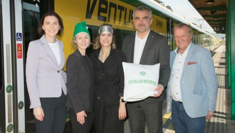 Landesrat Heinrich Dorner, Generaldirektorin Hana Dellemann (1.v.l.) und Neufelds Bürgermeister Michael Lampel bei der Präsentation klimaschonender Maßnahmen für die Ventus-Züge der Raaberbahn. (Bild: LMS)