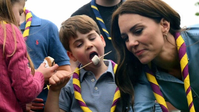 Am Lagerfeuer verriet Kate dann den Spitznamen von Prinz Louis. (Bild: ASSOCIATED PRESS)