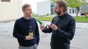 El jefe de la cervecería Trumer, Sigl (izquierda) y su maestro cervecero, Felix Bussler, han estado haciendo recientemente leche de avena de alta calidad; no a todos los productores de leche les gusta (Imagen: Tschepp Markus)