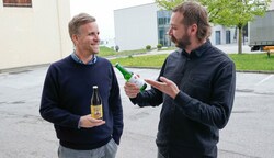 Trumer-Brauerei-Boss Sigl (li.) macht mit seinem Braumeister Felix Bussler neuerdings hochwertige Hafermilch - das schmeckt nicht jedem Milchbauern (Bild: Tschepp Markus)