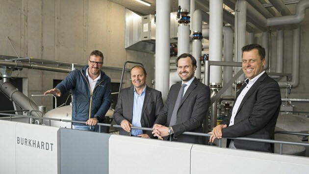 Nikolaus Eller, LHStv. Josef Geisler, Alexander Gutmann und Christian Schwaiger (v. li.) im neuen Blockheizkraftwerk (Bild: Gutmann GmbH)
