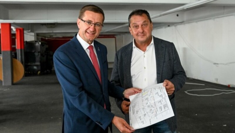 Landesrat Markus Achleitner und Bürgermeister Anton Froschauer (r.) im alten Billa-Geschäft in Perg. (Bild: Dostal Harald)