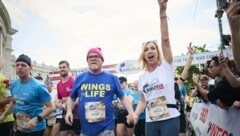 Gerry Friedle alias DJ Ötzi lief mit Wings for Life-Chefin Anita Gerhardter auch heuer wieder im Doppel. (Bild: redbullcontentpool.com/wingsforlifeworldrun)