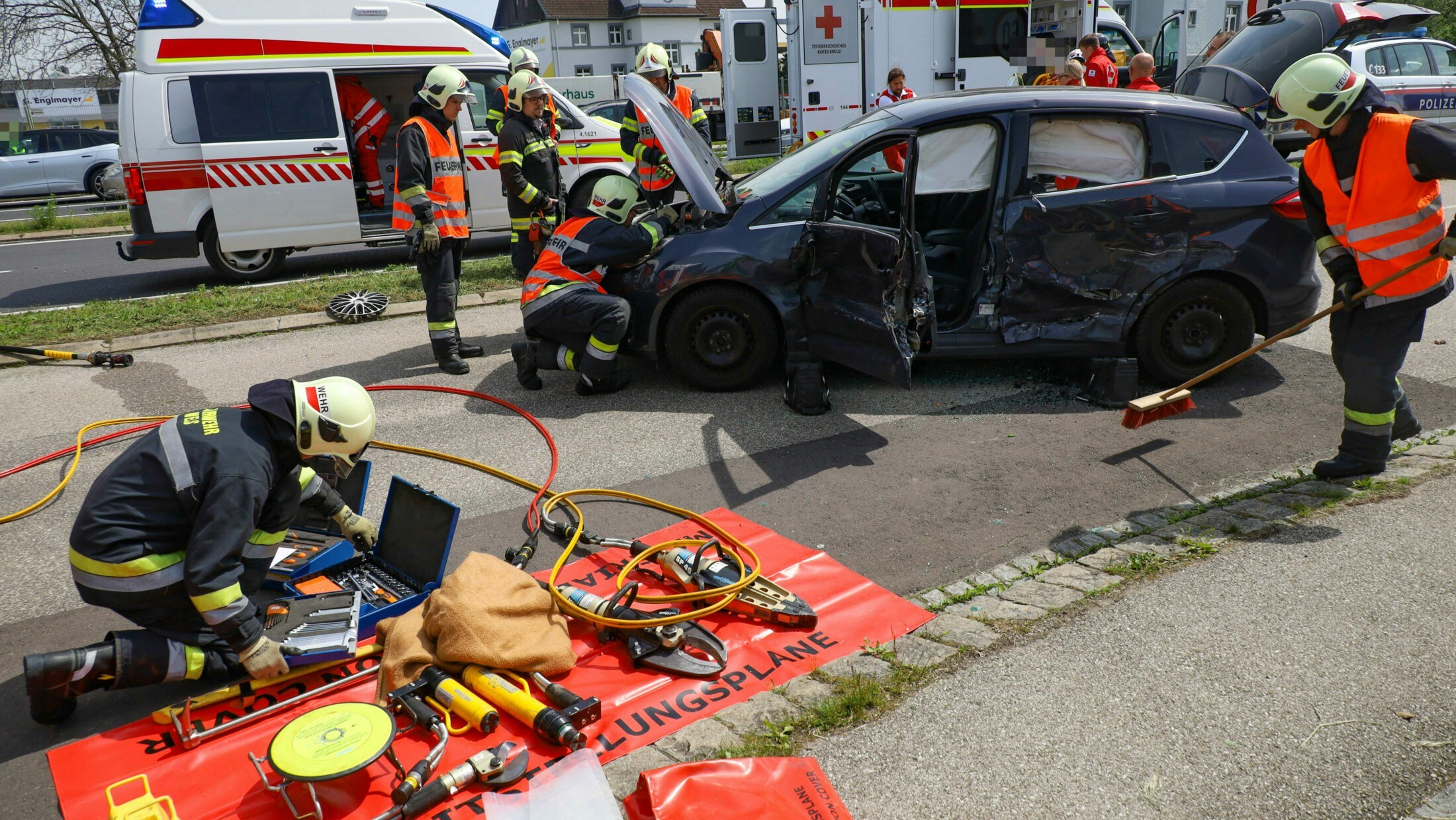 Aus Unachtsamkeit Fünf Verletzte Bei Kollision Mit Drei Fahrzeugen Kroneat 8487