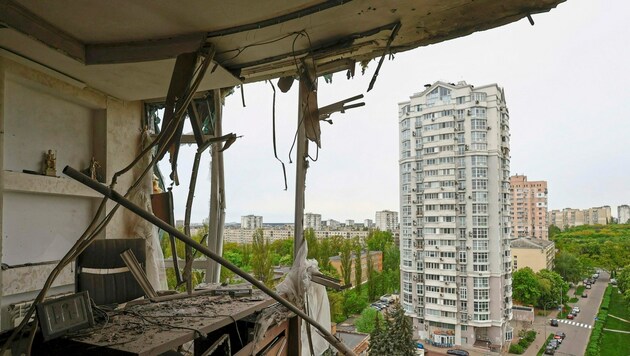 Ein zerstörtes Haus nach einem Drohnenangriff in Kiew (Bild: Reuters)