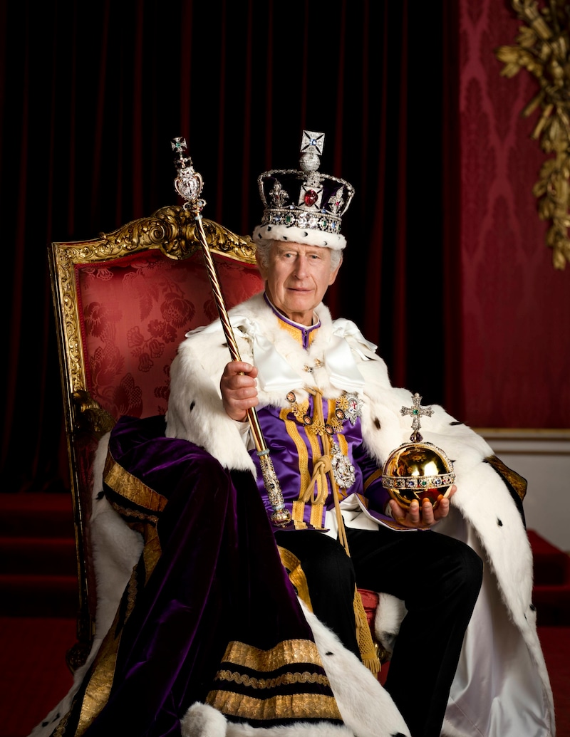 König Charles III. nach seiner Krönung  (Bild: APA/Hugo Burnand/Royal Household 2023 via AP)