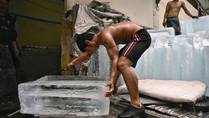 Die Arbeiten mit dem Eis kühlen bei Temperaturen über 40 Grad vielleicht ein bisschen ab. (Bild: AFP)