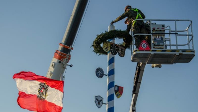 Gemeinsames Maibaum-Aufstellen (Bild: Bundesheer)