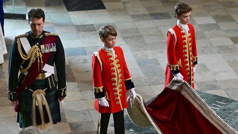 Johnny Thompson stand den Pagen von König Charles - allen voran Prinz George - bei der Krönung zur Seite. (Bild: APA/AFP/POOL/Mark Large)