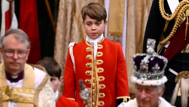 Prinz George war Ehrenpage bei der Krönung von König Charles im Mai. (Bild: APA/AFP/POOL/Gareth Cattermole)