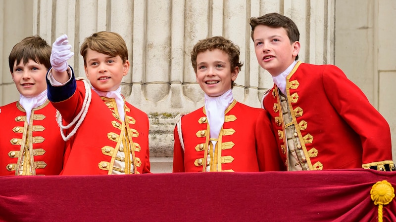 Oliver Cholmondeley, el príncipe Jorge, Nicholas Barclay y Ralph Tollemache (Bild: APA/Leon Neal/Pool Photo via AP)