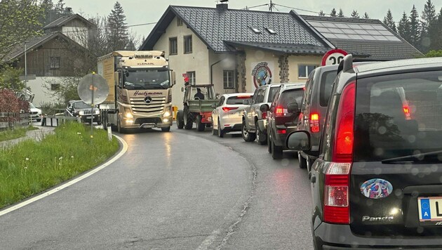 Täglich Verkehrsstaus bei der Baustelle in Greifenburg (Bild: Wallner Hannes)
