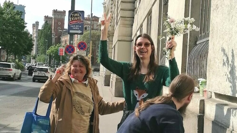 Martha Krumpeck wurden am Dienstag aus der Haft in Wien entlassen. (Bild: Letzte Generation AT )