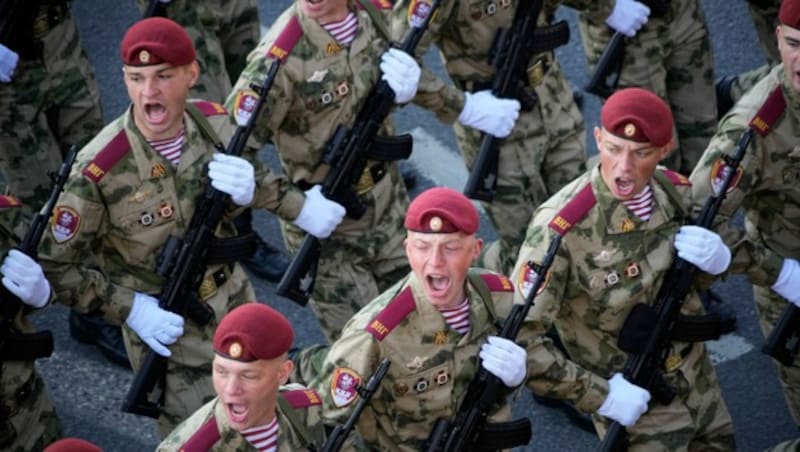 Tausende Soldaten aber nur ein Panzer waren bei der Militärparade zu sehen. (Bild: Associated Press)