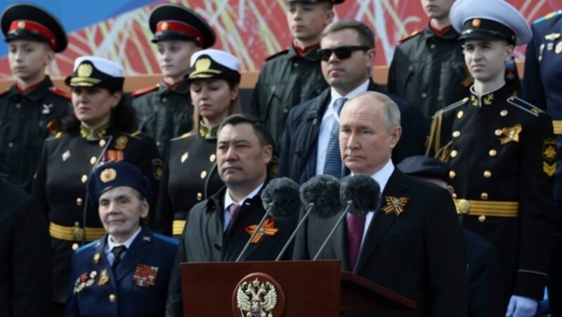 Präsident Wladimir Putin bei der Siegesparade am Roten Platz (Bild: AP)