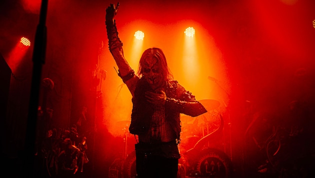 Watain-Frontmann Erik Danielsson zelebriert die schwarze Messe (Bild: Andreas Graf)