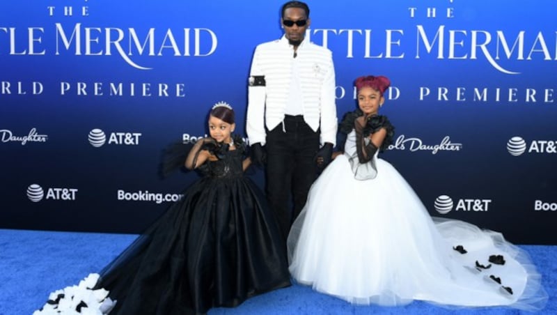 Rapper Offset nahm seine Töchter Kulture und Kalea kurzer Hand mit ins Blitzlichtgewitter. (Bild: APA/AFP/VALERIE MACON)